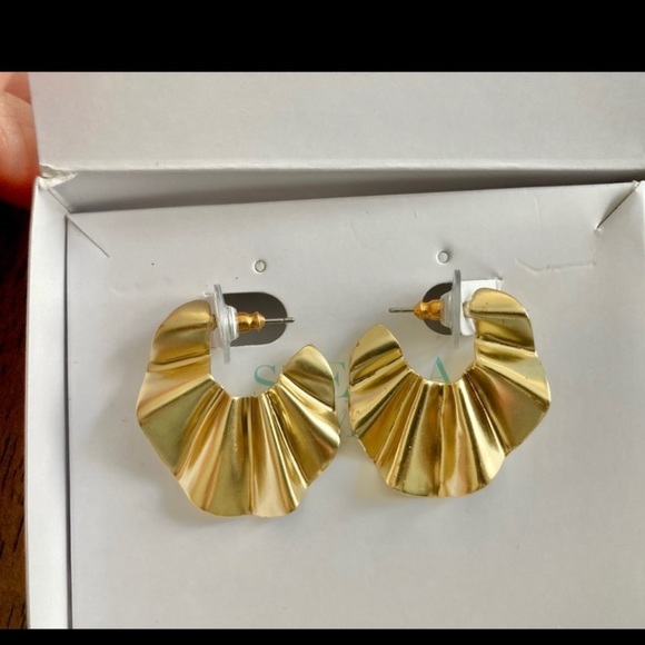 Stella & Dot Chunky Wavy Gold Plated Hoop Earring - Picture 2 of 4